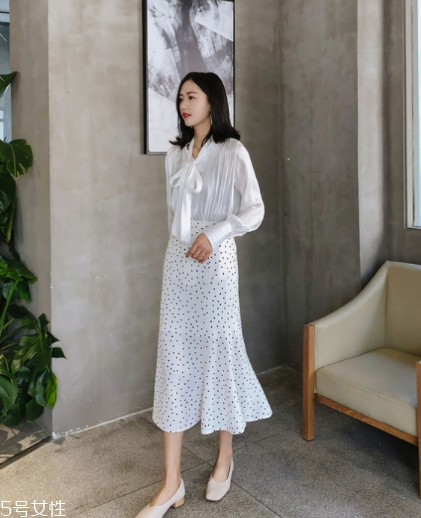 波點裙搭配什么上衣？復古混搭風女王