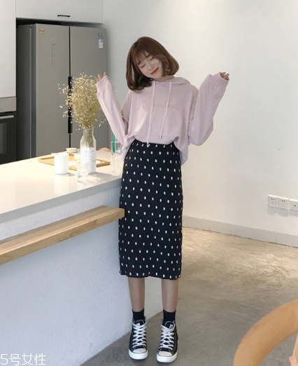 波點裙搭配什么上衣？復古混搭風女王
