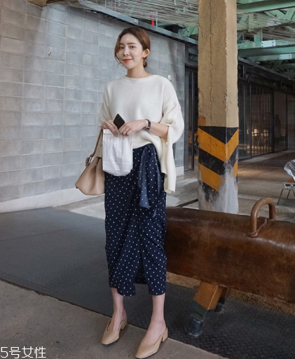 波點裙搭配什么上衣？復古混搭風女王