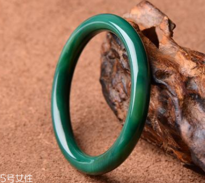 綠水晶手鐲應(yīng)戴哪只手？左手更好