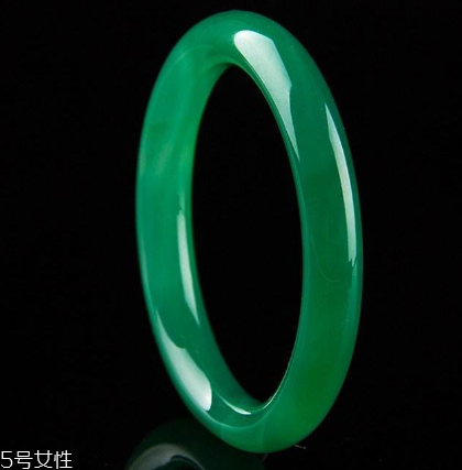 綠水晶手鐲應(yīng)戴哪只手？左手更好