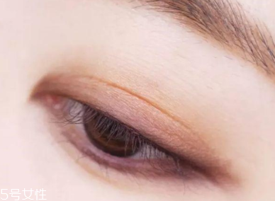戴眼鏡怎么化妝好看？這么化妝比戴美瞳還美貌