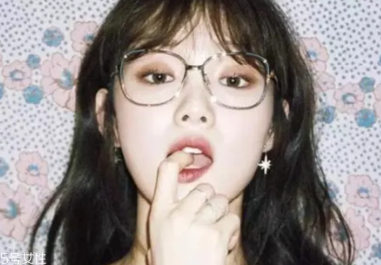 戴眼鏡怎么化妝好看？這么化妝比戴美瞳還美貌