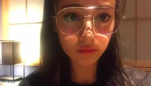 戴眼鏡怎么化妝好看？這么化妝比戴美瞳還美貌
