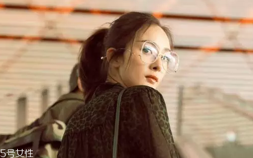 戴眼鏡怎么化妝好看？這么化妝比戴美瞳還美貌