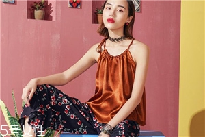 平胸穿什么衣服好看？性感的平胸穿搭