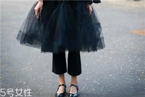 裙子搭配褲子好看嗎？打開時(shí)尚的新方式