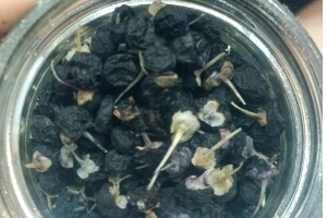 黑枸杞能和菊花一起泡嗎？這個(gè)搭配沒(méi)毛病