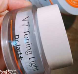 面霜和素顏霜可以同時(shí)用嗎？面霜用量不要太多