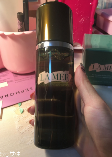 海藍(lán)之謎精萃液跟爽膚水有什么區(qū)別？用于爽膚水之后