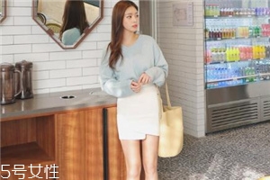 白色短裙配什么上衣好看？春日里的一抹清新