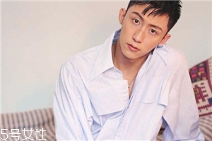 襯衫能貼身穿嗎？根據(jù)顏色深淺決定
