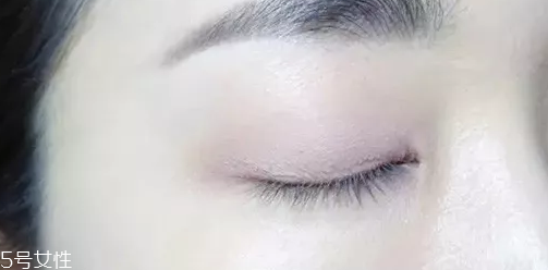 紫色眼影配什么口紅？配少女粉堪稱完美