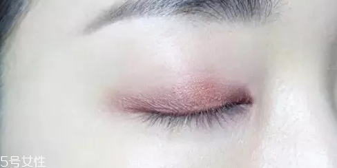 紫色眼影配什么口紅？配少女粉堪稱完美