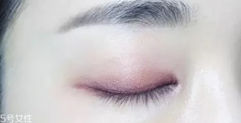 紫色眼影配什么口紅？配少女粉堪稱完美
