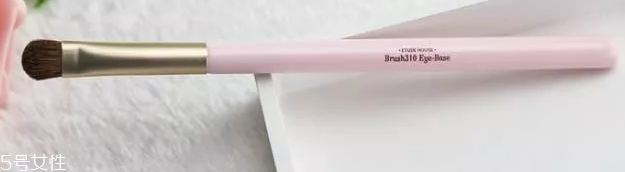 眼影用手還是刷子？兩種工具詳細用法