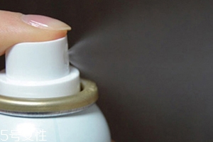 保濕噴霧可以噴頭發(fā)嗎？解決頭發(fā)干枯問(wèn)題