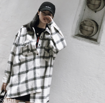 襯衫里面要穿衣服嗎？要看襯衫的面料顏色