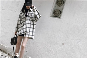 襯衫里面要穿衣服嗎？要看襯衫的面料顏色