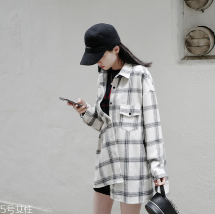 襯衫里面可以穿t恤嗎？淺色t恤可以穿