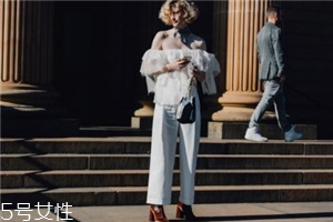 荷葉邊上衣配什么褲子？塑造浪漫小女人氣質(zhì)