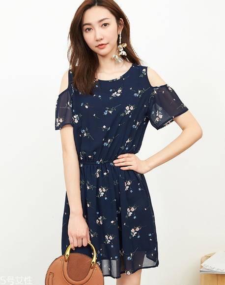 露肩上衣怎么搭配？屬于春天的小性感
