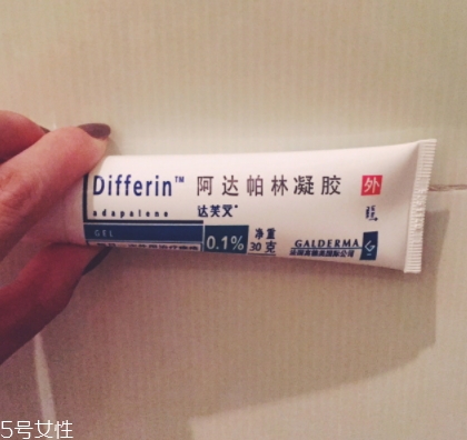 阿達帕林凝膠含激素嗎？