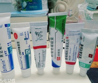 阿達帕林凝膠含激素嗎？