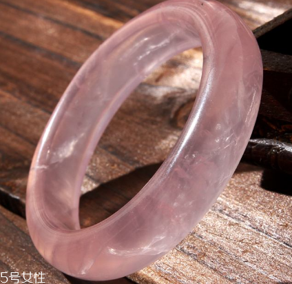 粉晶手鐲戴哪只手？左手才能發(fā)揮作用