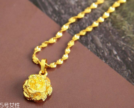 泡溫泉可以戴金項(xiàng)鏈嗎？泡溫泉最好別佩戴飾品