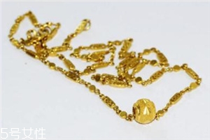 泡溫泉可以戴金項(xiàng)鏈嗎？泡溫泉最好別佩戴飾品