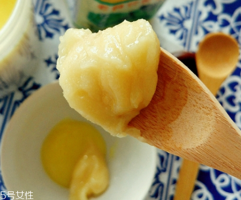 蜂王漿是什么味道？辣味跟酸味
