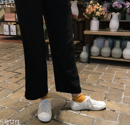 帆布鞋的白邊怎么刷才能白？白邊發(fā)黃這樣洗