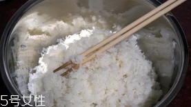 蟹籽壽司是真蟹籽嗎？認真你就輸了