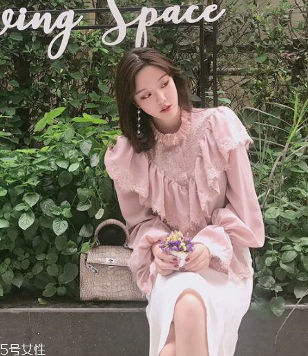 荷葉邊上衣怎么搭配？少女路線必備款