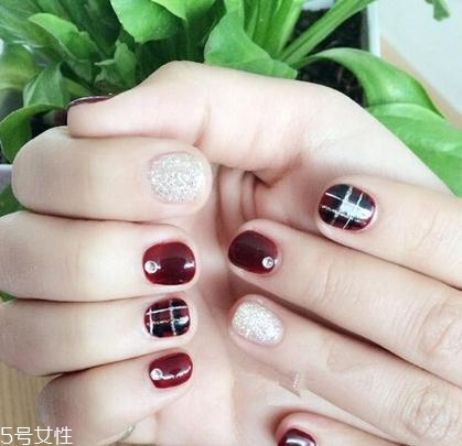 美甲的形狀和顏色怎么搭配？劍型指甲適合紅與黑