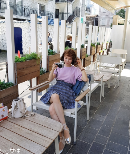 格子裙搭配什么上衣？俏皮少女范兒