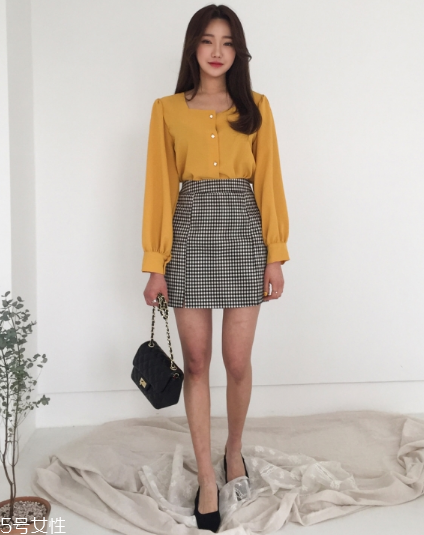 格子裙搭配什么上衣？俏皮少女范兒