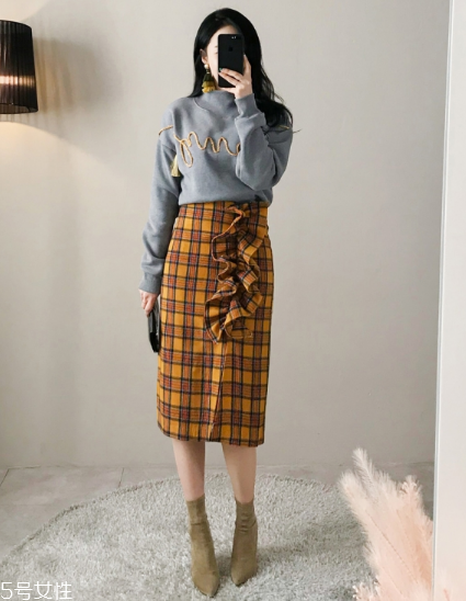 格子裙搭配什么上衣？俏皮少女范兒