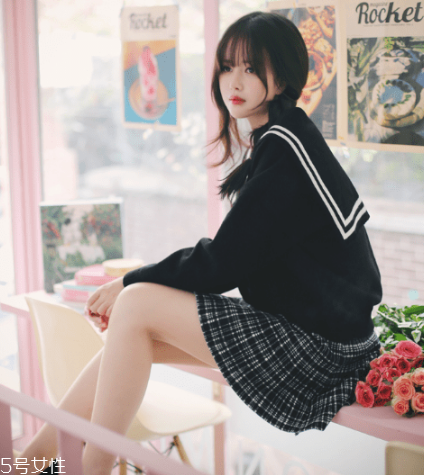 格子裙搭配什么上衣？俏皮少女范兒