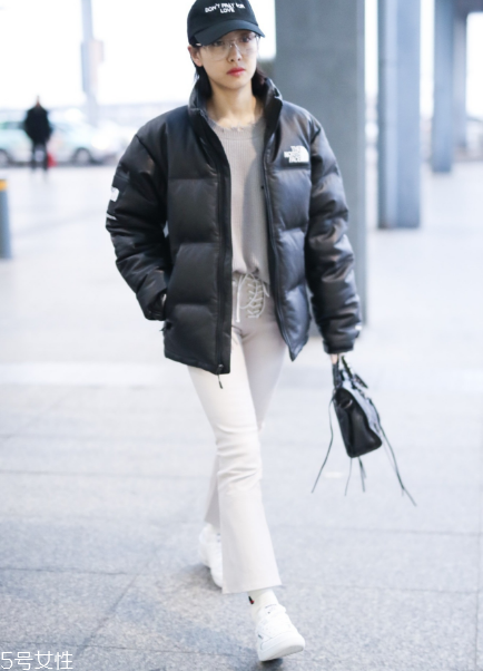 白褲子怎么搭配衣服好看？跟著明星學(xué)穿搭