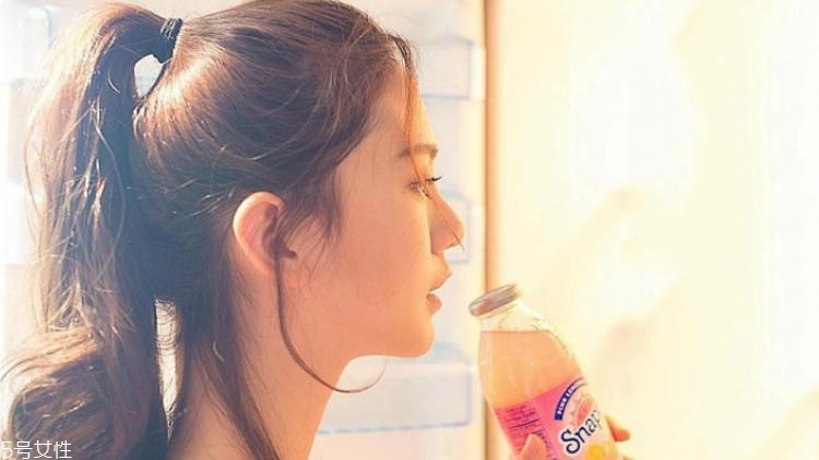 圓臉?lè)侥樳m合什么扎發(fā)？2018流行少女扎發(fā)