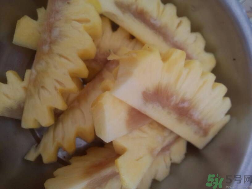 菠蘿里面發(fā)黑能吃嗎？切開菠蘿里面是黑色的怎么回事？