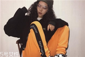 運動褲為什么洗了發(fā)紅？運動褲清洗方法要得當(dāng)