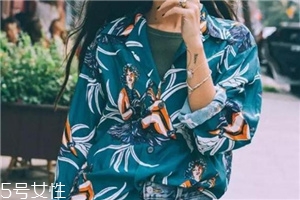 碎花衣服怎么搭配？美上天的秘密武器