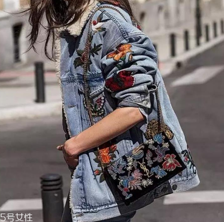 碎花衣服怎么搭配？美上天的秘密武器