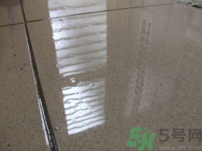 家里地板返潮怎么辦？墻上流水是怎么回事？