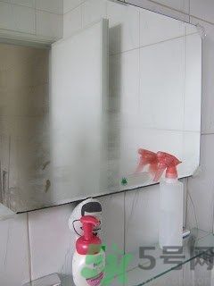 家里地板返潮怎么辦？墻上流水是怎么回事？