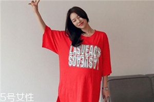 紅色t恤衫配什么褲子？紅色t恤這樣搭配褲子