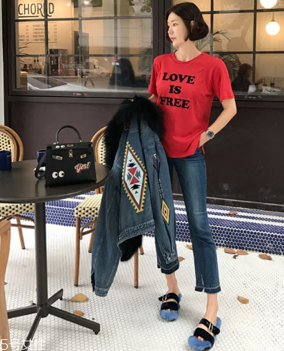 紅色t恤衫配什么褲子？紅色t恤這樣搭配褲子